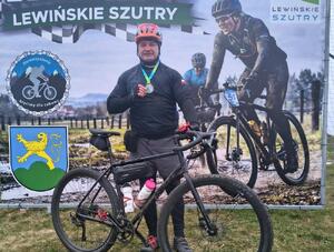 policjanci w sportowych strojach