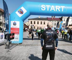 policjanci w sportowych strojach