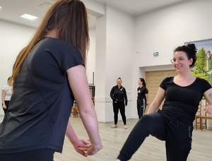 uczestnicy zajęć ćwiczą chwyty samoobrony