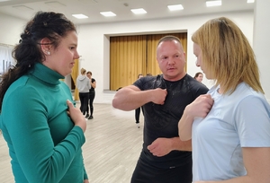 uczestnicy zajęć ćwiczą chwyty samoobrony