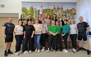 uczestnicy zajęć ćwiczą chwyty samoobrony