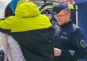 policjant rozmawia z dzieckiem