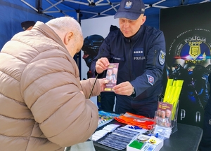 policjant rozmawia z seniorem