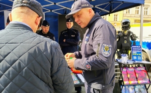 policjant rozmawia z seniorem