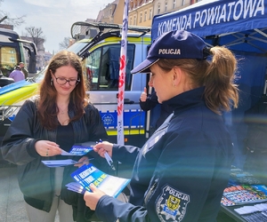 policjanci rozmawiają z młodzieżą