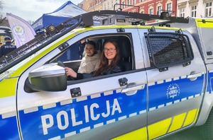 policjanci rozmawiają z młodzieżą