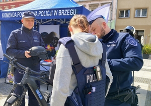 policjanci rozmawiają z młodzieżą
