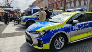 policjanci rozmawiają z młodzieżą