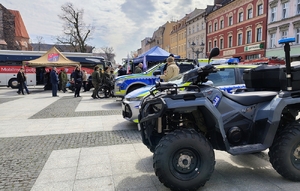 policyjny quad, w tle autobus krwiodawstwa