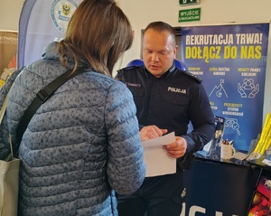 policjanci rozmawiają z młodzieżą