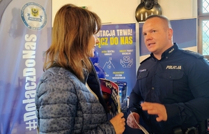 policjanci rozmawiają z młodzieżą