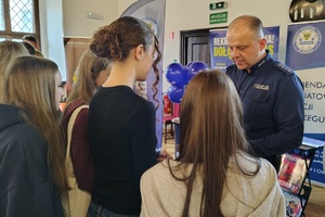 policjanci rozmawiają z młodzieżą