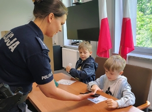policjantka rozmawia z dziećmi