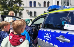 dzieci wsiadają do radiowozu