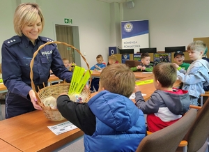 policjantka rozdaje dzieciom odblaski