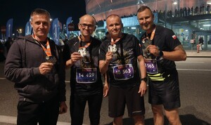 czwórka usmiechniętych mężczyzn z medalami w dłoniach