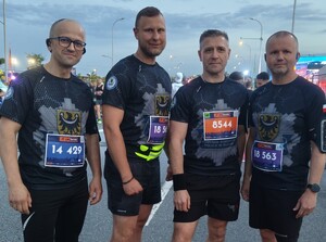 czwórka uśmiechniętych mężczyzn w sportowych strojach
