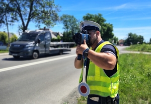 policjant mierzy prędkość