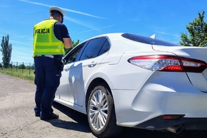 policjant kontoroluje pojazd