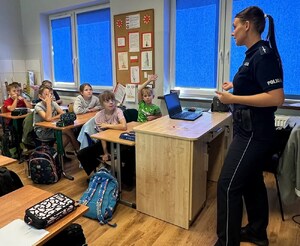policjant rozmawia z dziećmi