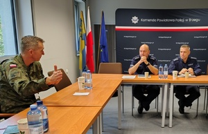 policjanci, żołnierze i strażacy