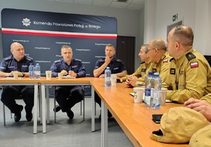 policjanci, żołnierze i strażacy