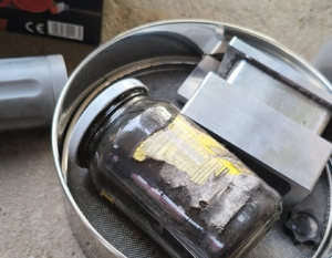 zabezpieczone substancje w słoikach