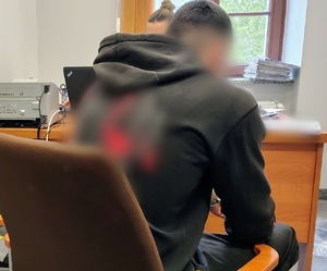 mężczyzna podczas przesłuchania