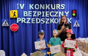 dzieci w przebraniach za strażaka, lekarza i policjanta