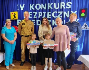 grupa osób z laureatami konkursu