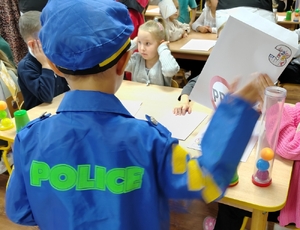 chłopiec przebrany za policjanta