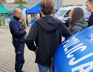 funkcjonariusze policji i służby więziennej rozmawiają z młodzieżą