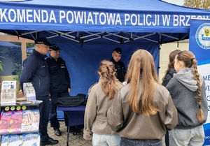 funkcjonariusze policji i służby więziennej rozmawiają z młodzieżą