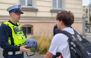 policjanci rozmawiają z dziećmi