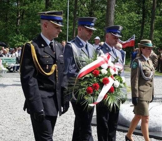 Funkcjonariusze Policji składają kwiaty pod Pomnikiem Żołnierzy Wyklętych