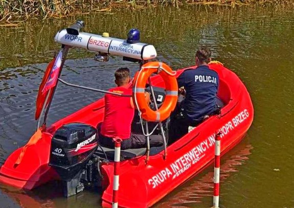 policjant wspólnie z ratownikiem WOPR patrolują rzekę