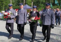 Kadra Kierownicza Policji i Straży Pożarnej składa kwiaty pod pomnikiem