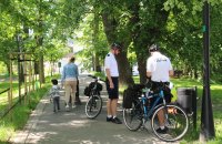 patrol rowerowy w parku legitymuje mężczyznę