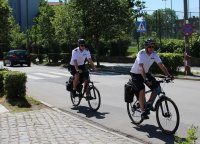 policjanci na rowerach patrolują miasto