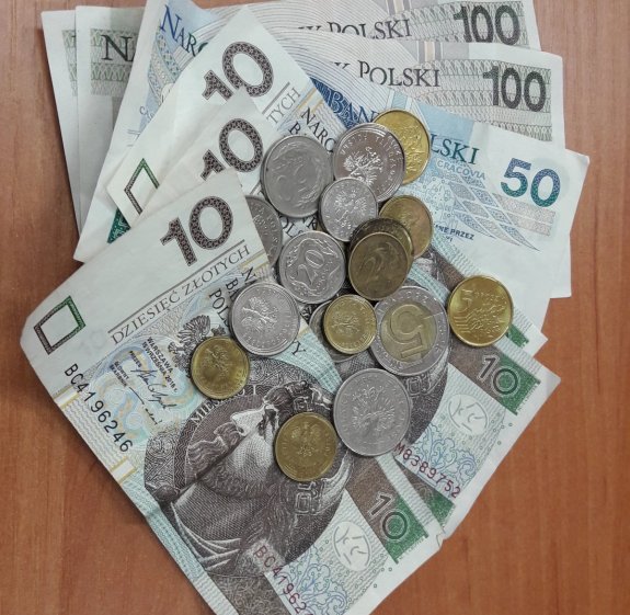 2 banknoty 100 złotych, 3 banknoty 10 złotych, 1 banknot 50 złotych, kilka monet