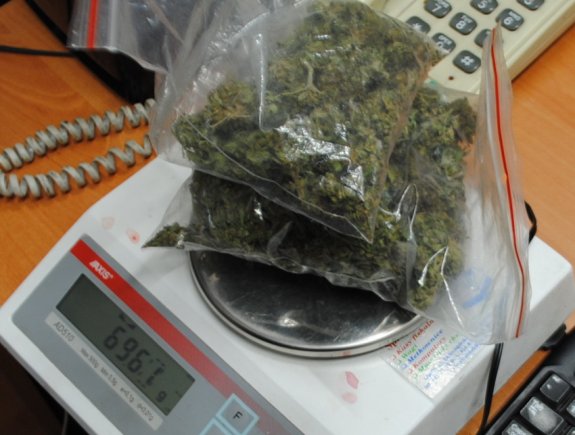waga elektroniczna na której, w woreczkach strunowych lezy zabezpieczona marihuana