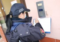 funkcjonariusze Straży Miejskiej w Brzegu sprawdzają kwarantanny