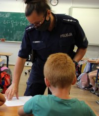 policjantka rozmawia z dziećmi