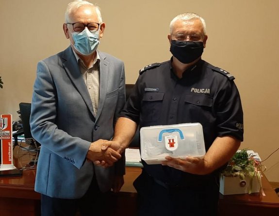 Komendant Policji i Burmistrz Grodkowa - przekazanie zestawów do reanimacji