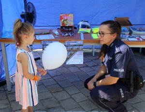 policjantka rozmawia z dziewczynką