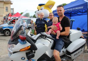mężczyzna z malutką dziewczynką siedzi na policyjnym motocyklu