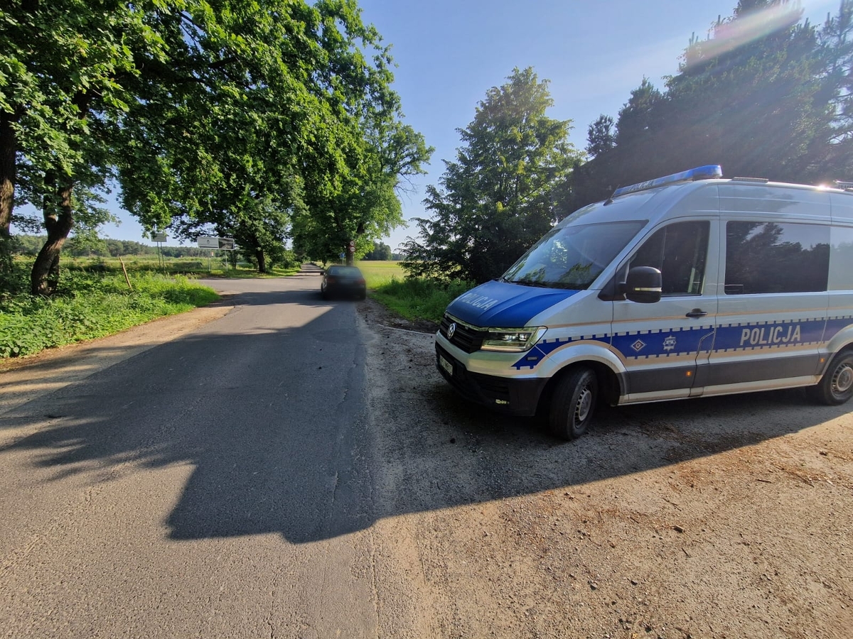 zdjęcie kolorowe: samochód zatrzymany do kontroli