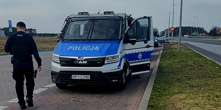zdjęcie: policjanci i samochód sppp