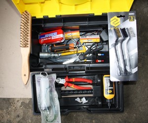 Zdjęcie przedstawia odzyskaną walizkę z narzędziami.
