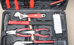 Zdjęcie przedstawia odzyskane mienie z narzędziami.